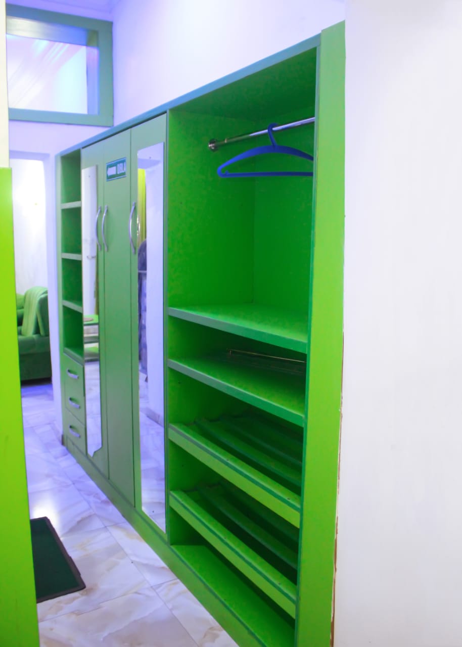 Studio Suites Comfortable queen-size bed with premium linensSpace